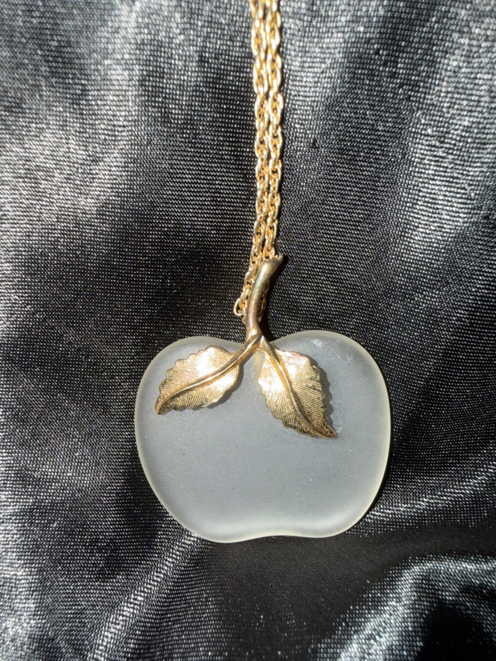 Avon Apple Frosted Glass Gold Tone Necklace!! (Vintage)